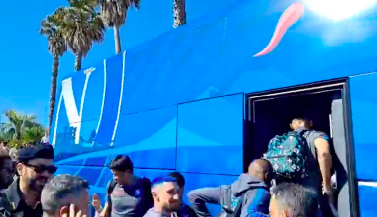 LIVE VIDEO – Bagno di folla per il pullman del Napoli diretto al Maradona