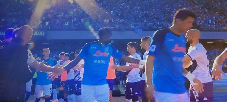 La Fiorentina rende onore al Napoli: bel gesto dei viola prima della partita!