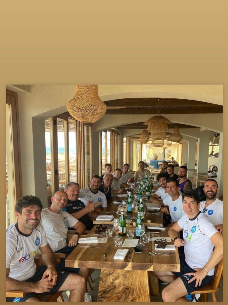 Giocatori e staff del Napoli ospiti di Zielinski a pranzo