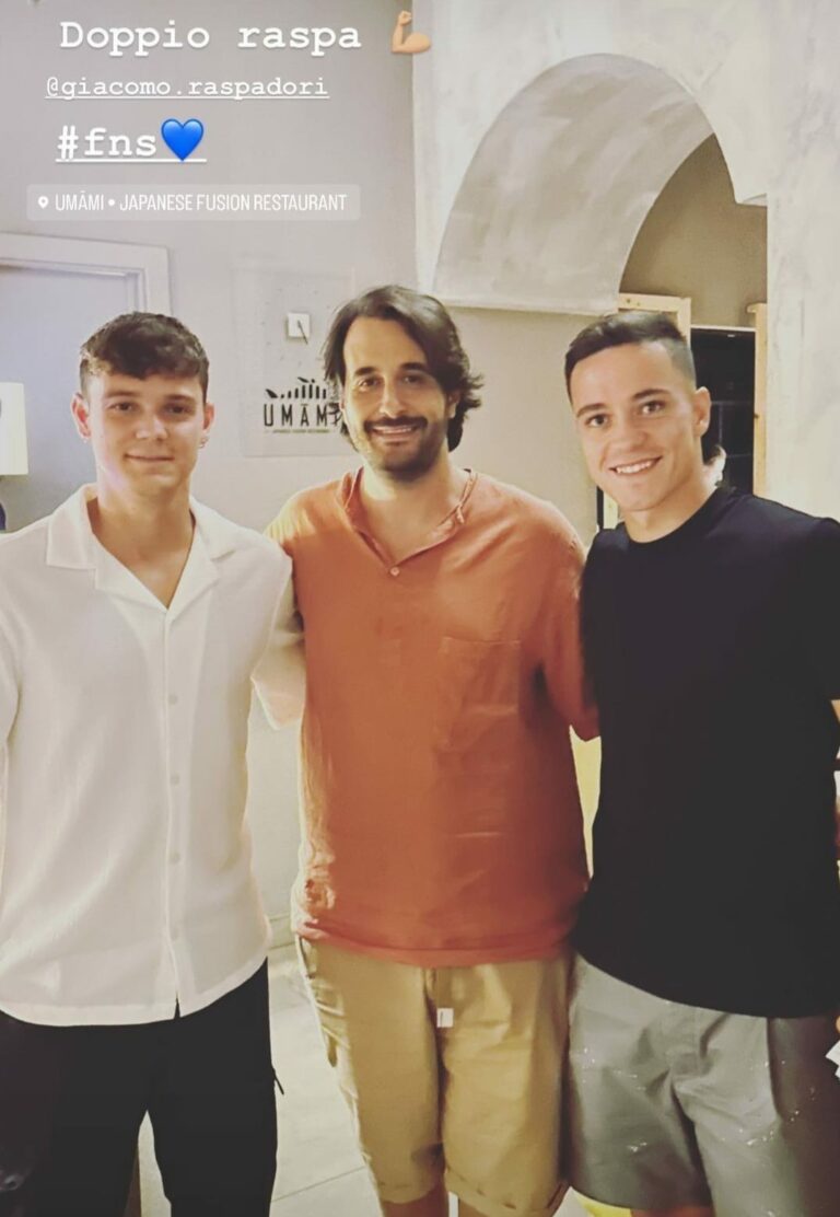 I fratelli Raspadori a cena insieme da Umami