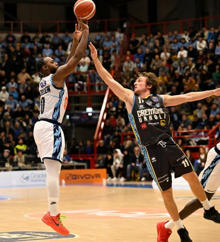 GeVi Napoli,  super quarto periodo e Vanoli Cremona battuta