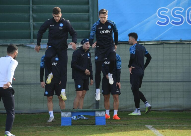 Zanoli parzialmente in gruppo: Mario Rui, personalizzato in campo