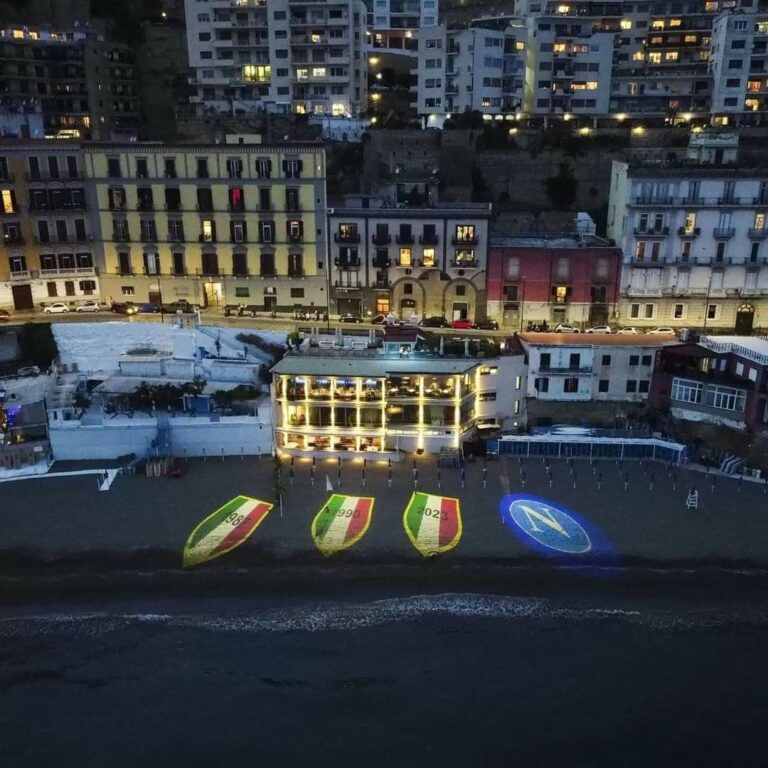 Napoli, stasera la cena di Natale a Palazzo Petrucci