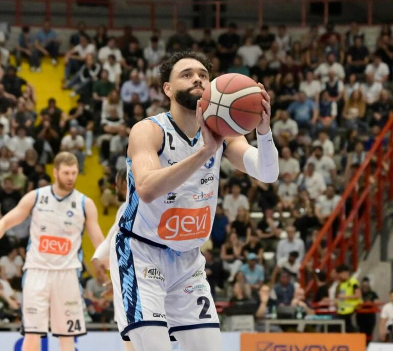 La GeVi Napoli batte Sassari e torna a sperare nei playoff