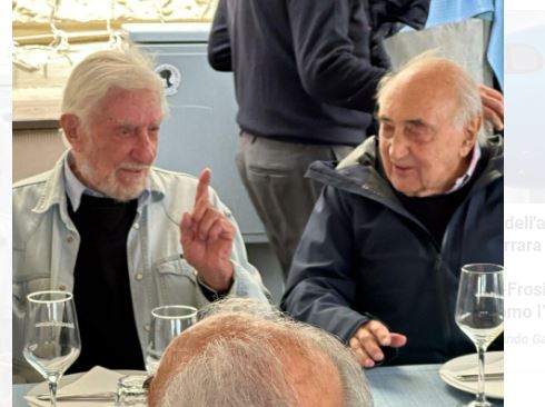 Mimmo Carratelli, brindisi ai 90 anni sul lungomare di via Partenope