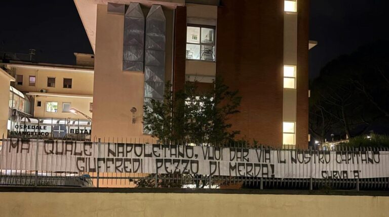 Il tifo napoletano si schiera contro Giuffredi: lo striscione della Curva A