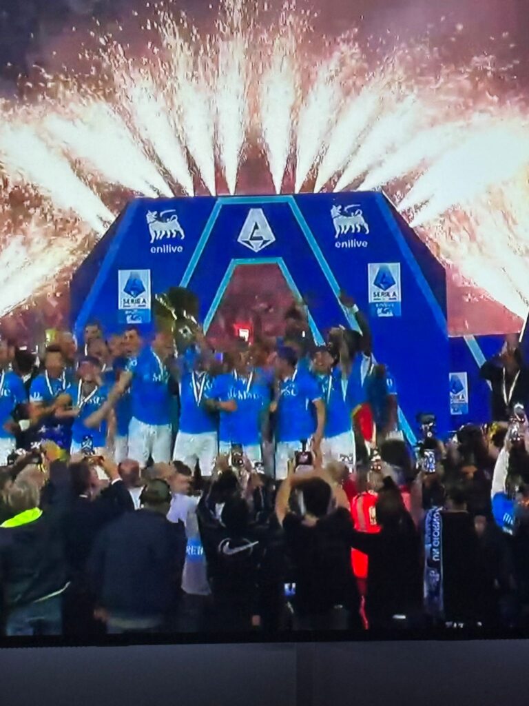 Napoli-Cagliari 2-0, il Tricolore è azzurro!