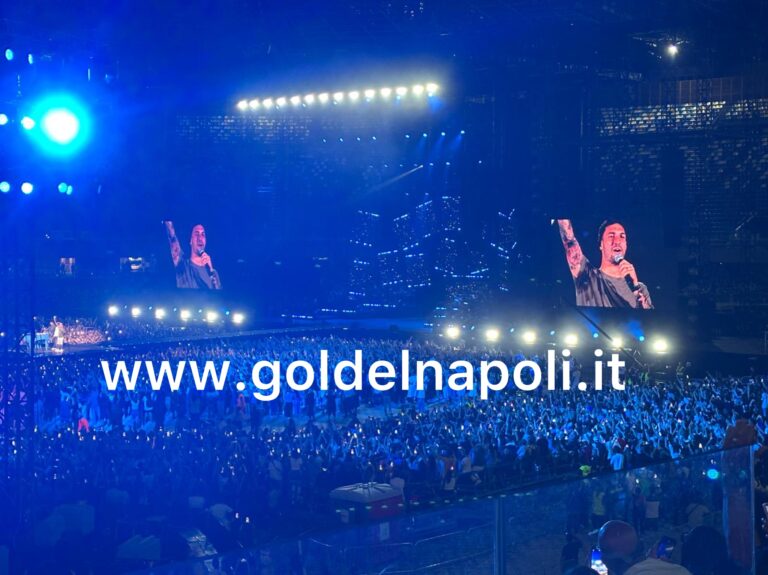 Gigi D’Alessio in concerto al Maradona: presenti anche due calciatori del Napoli