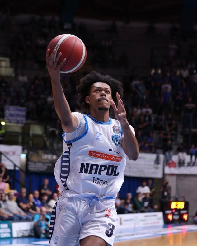 Napoli Basketball, quarto periodo stellare e vittoria contro Cantù